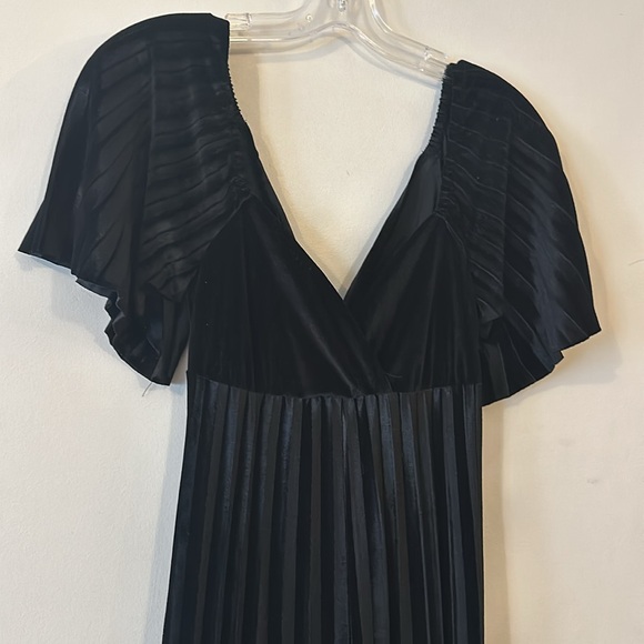 ASOS DESIGN twist back pleated empire waist velvet maxi dress in Black - Picture 8 of 14